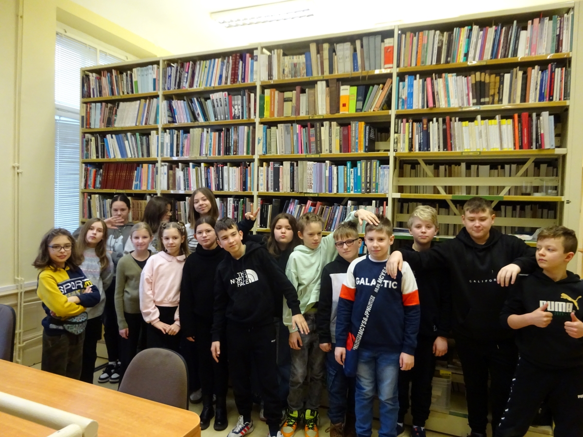 Wycieczka klas piątych do czytelni i biblioteki w Rzeszowie.