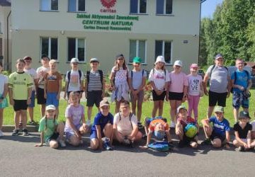 23 czerwca uczniowie klasy 3A i 3B wraz z opiekunami wybrali się na pieszą wycieczkę do Centrum Natura Caritas w Budach Głogowskich.