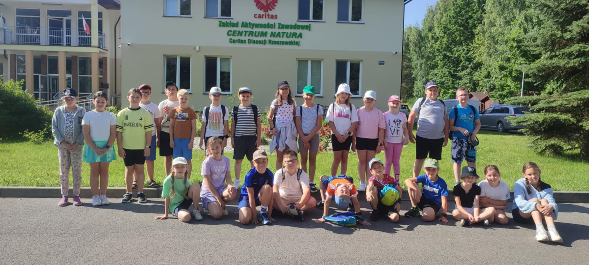23 czerwca uczniowie klasy 3A i 3B wraz z opiekunami wybrali się na pieszą wycieczkę do Centrum Natura Caritas w Budach Głogowskich.