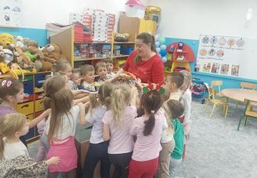 Teledysk do piosenki „Wszyscy tańczą dla Królika”