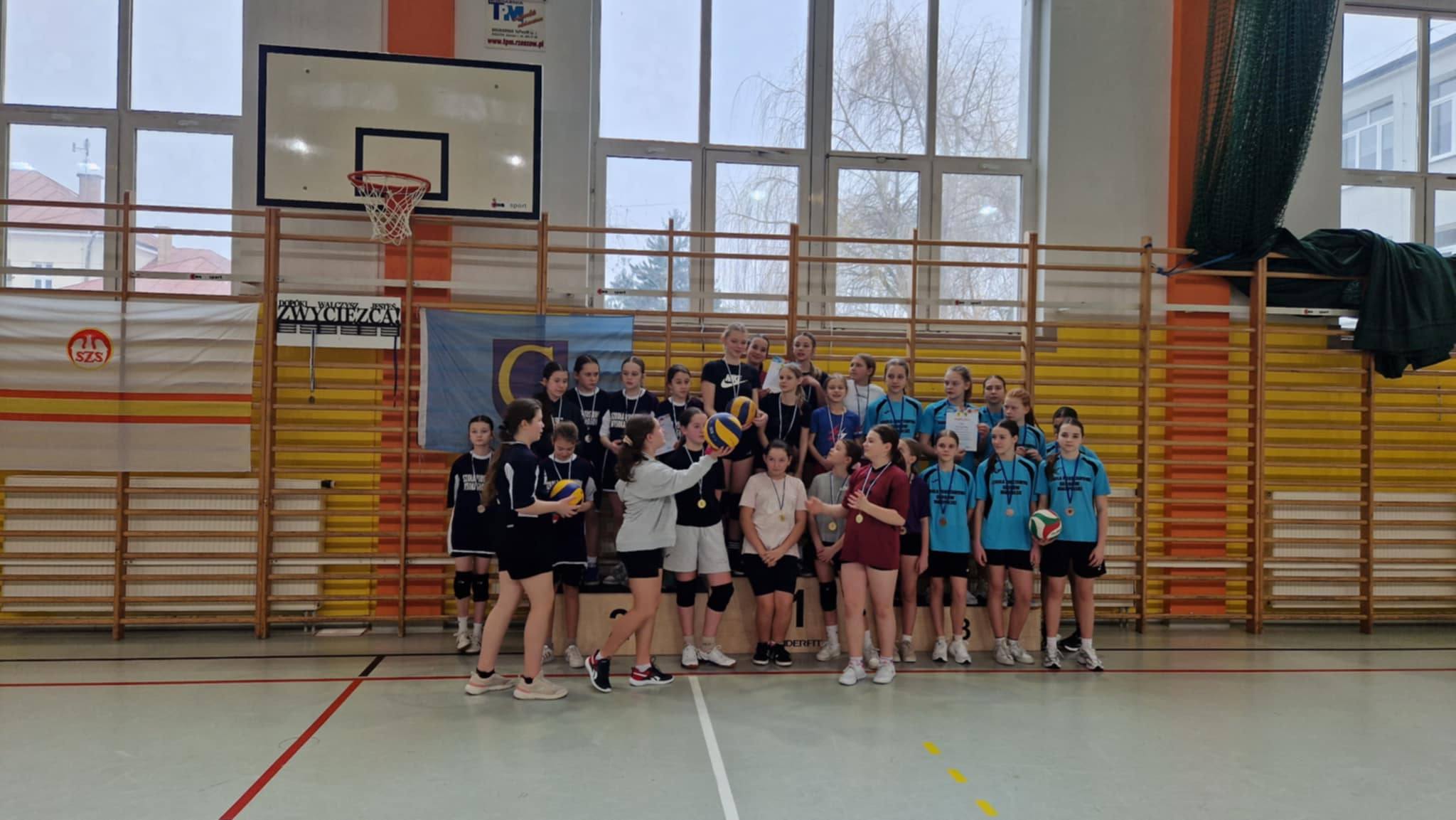 GMINNE ZAWODY W PIŁCE SIATKOWEJ DZIEWCZĄT