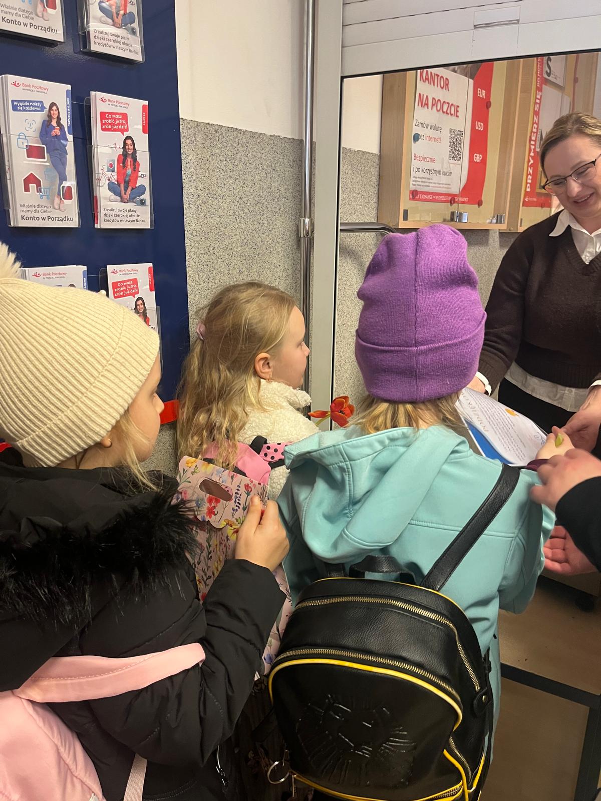 Wizyta uczniów klasy Ia w placówce Poczty Polskiej