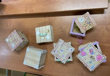 Kreatywne pudełka z patyczków w klasie 5
