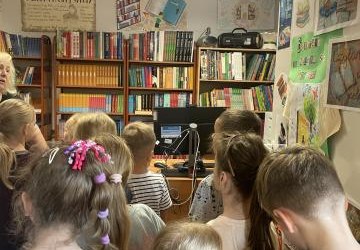 Pierwszoklasiści poznają bibliotekę