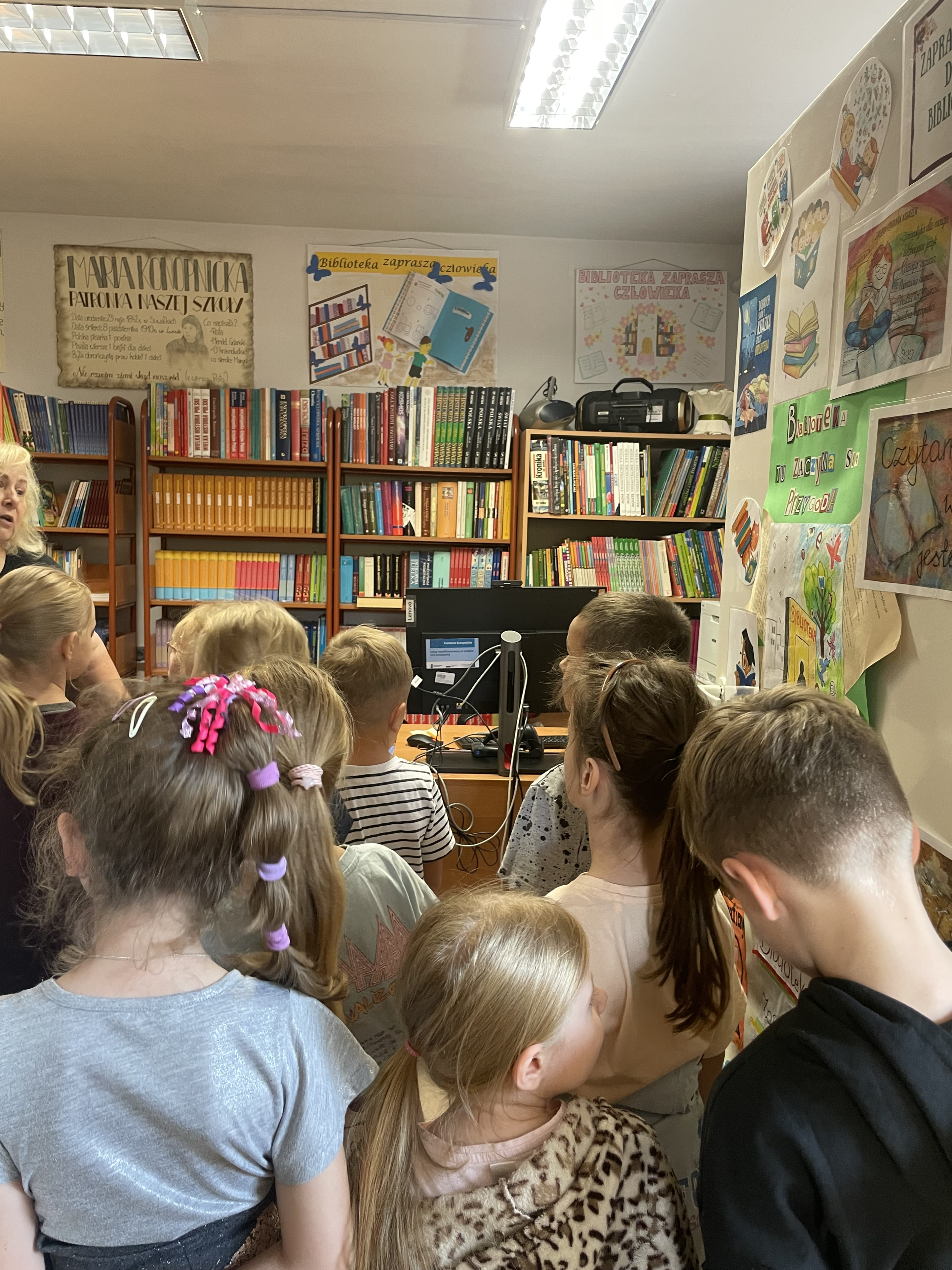 Pierwszoklasiści poznają bibliotekę